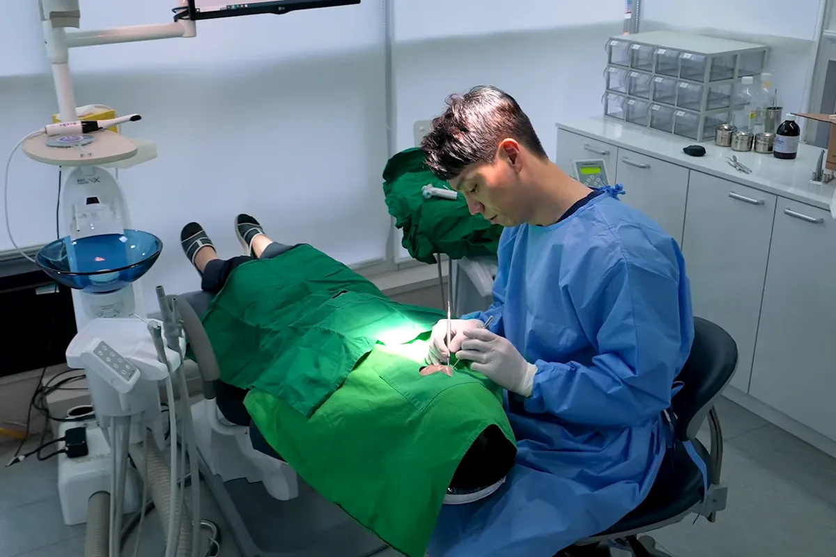 마곡 사랑니 발치 — 수술 가운을 갖추고 발치 진료 중인 장면