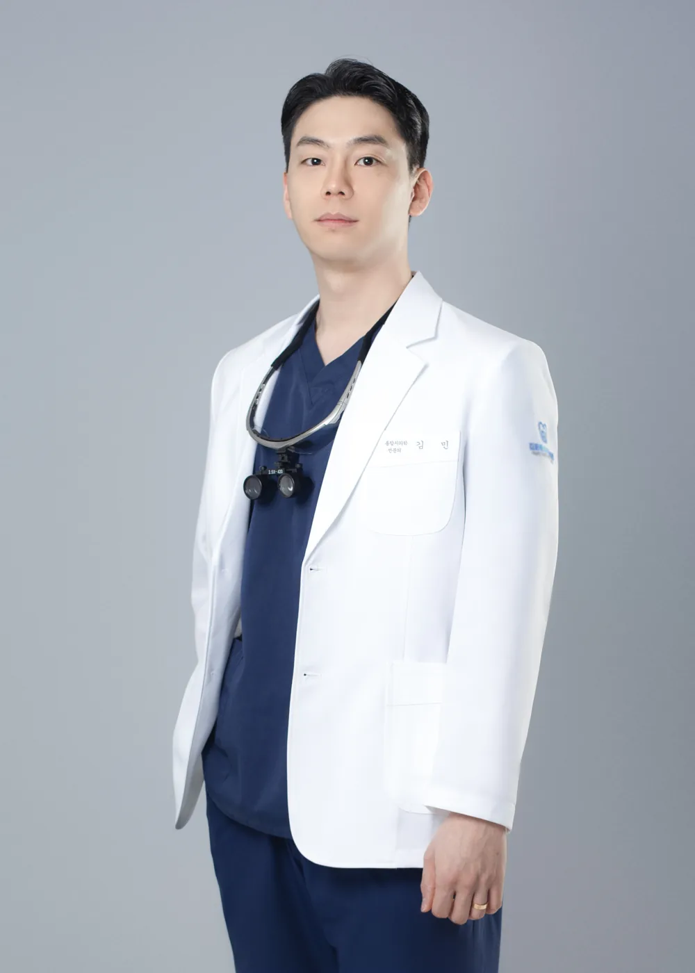 확대경을 착용한 김민 대표원장