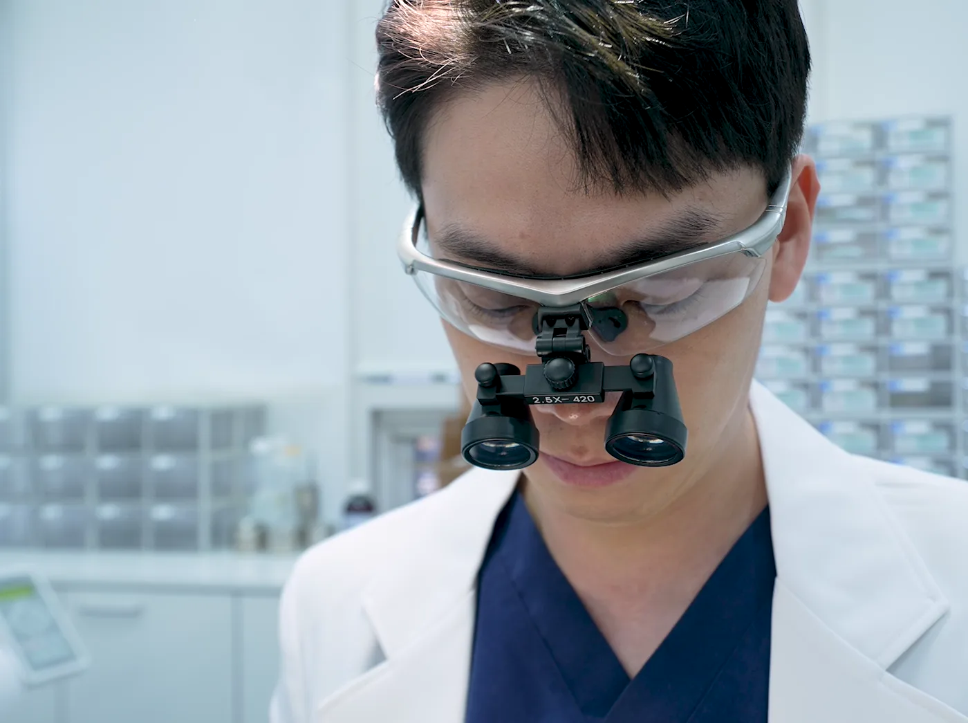 확대경을 착용하고 정밀 진료 중인 대표원장