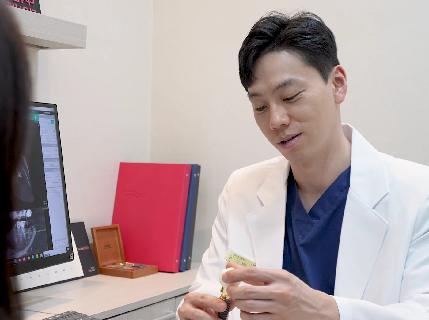보철물을 직접 보여주며 설명하는 대표원장