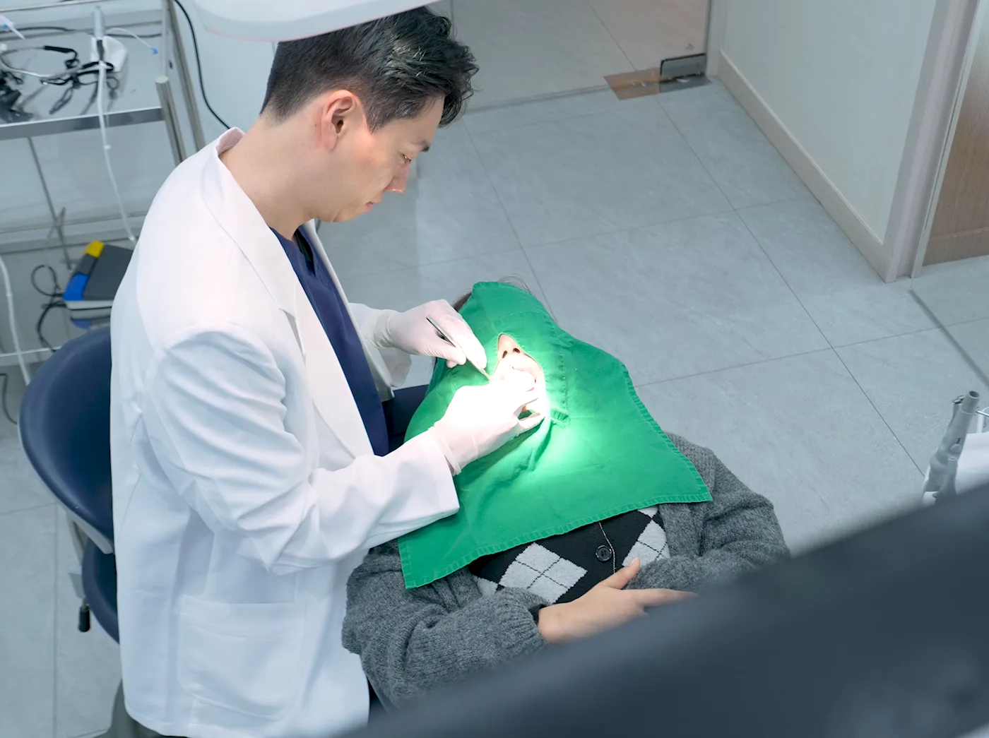 체어사이드에서 환자 상태를 살피는 대표원장